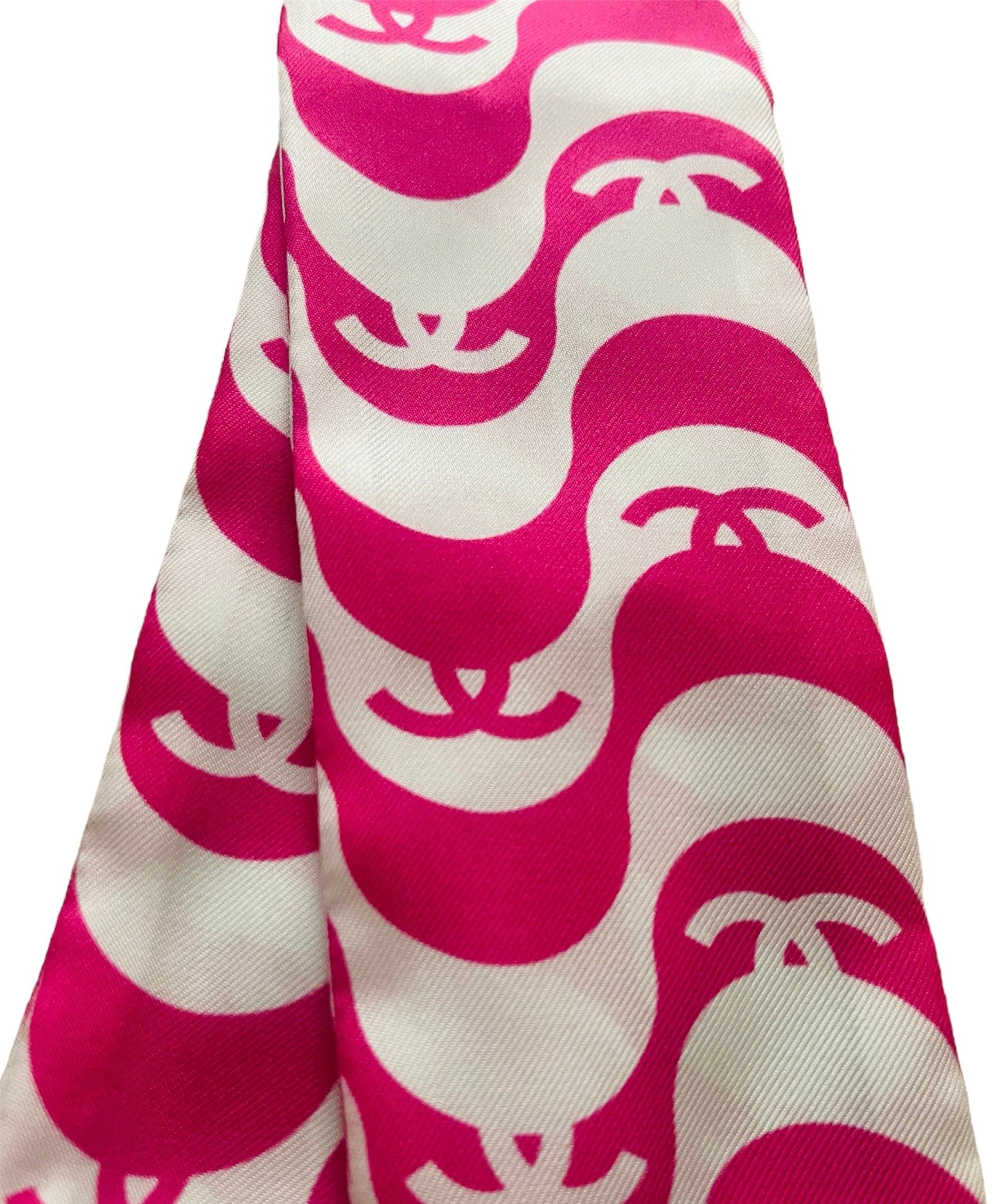 【CHANEL】24P CC Logo Signature Printed Silk Twilly Bandeau CHANEL】24P CC Logo Signature Printed Silk Twilly Bandeau